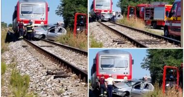 Stire din Eveniment : O persoană și-a pierdut viața, după ce maşina în care se afla a fost lovită de tren