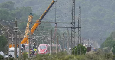 Stire din Actualitate : Al treilea accident feroviar în Spania. Un tren a intrat într-o macara care era pe șine