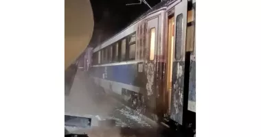 Un tren care circula spre Constanța a lovit un autocamion. Vehiculul a luat foc după impact