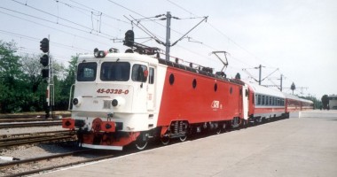 Stire din Eveniment : Un tânăr drogat s-a aruncat din tren după ce și-a bătut prietena