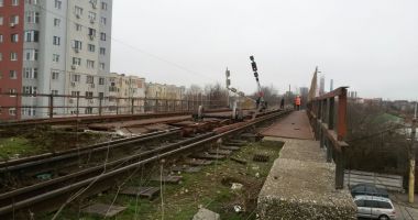 GALERIE FOTO / ALERTĂ LA CONSTANȚA! Un tren cu vagoane tip cisternă A DERAIAT PE UN POD FEROVIAR - 2