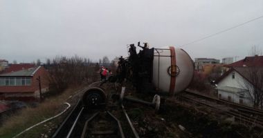 Tren deraiat pe podul  ce traversează bulevardul Brătianu - 3