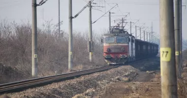 Stire din Eveniment : Circulația trenurilor pusă în pericol. Mai multe instalații de siguranță distruse și cabluri tăiate