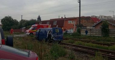 Mașină lovită de tren, după ce un șofer a depășit coloana staționată la o trecere cu calea ferată