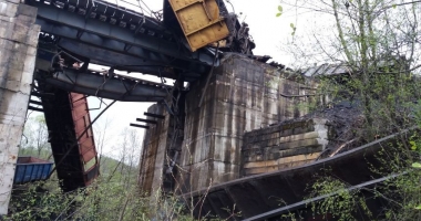 FOTO. UN TREN A DERAIAT ȘI MAI MULTE VAGOANE AU CĂZUT ÎN RÂPĂ. MECANICII AU MURIT - 8
