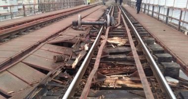 Tren deraiat pe podul  ce traversează bulevardul Brătianu - 4