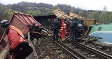 FOTO. UN TREN A DERAIAT ȘI MAI MULTE VAGOANE AU CĂZUT ÎN RÂPĂ. MECANICII AU MURIT - 2