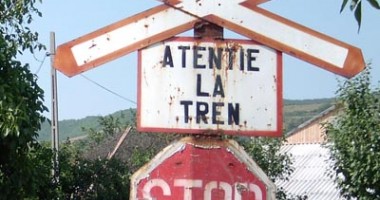 Stire din Diverse : Tragedie rutieră. Mașina în care se afla o familie cu un copil a fost spulberată de un tren