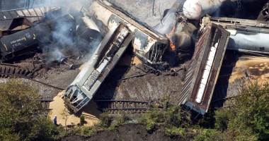 Stire din Actualitate : Tren încărcat cu substanțe periculoase, deraiat în Louisiana