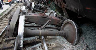 Stire din Eveniment : GRAV ACCIDENT FEROVIAR! Un tren plin cu motorină a deraiat