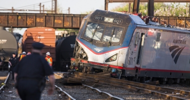 Stire din Actualitate : Un tren de marfă  a deraiat,  deversând materiale periculoase