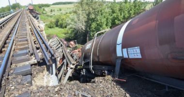 IMAGINI TERIFIANTE! Tren deraiat, după ce s-a rupt podul