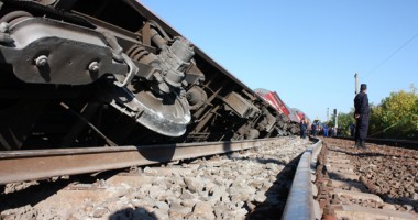 Stire din Eveniment : Tren de pasageri deraiat după ce a lovit un camion: un mort și trei răniți