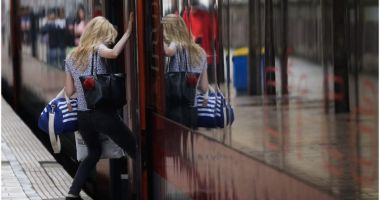 Stire din Social : CFR Călători suplimentează numărul de trenuri directe spre litoral, în minivacanța de 1 Mai