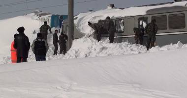 Stire din Social : "Trenul groazei" a ajuns la Constanța. "La Medgidia, personalul a început să curețe zăpada din vagoane!"