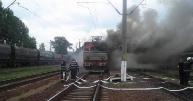 Stire din Eveniment : PERICOL DE EXPLOZIE! Locomotiva în flăcări, legată de o garnitură de cisterne cu gaz