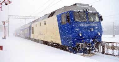 Stire din Social : Constănțenii se "luptă" cu troienele pentru a putea călători cu trenul