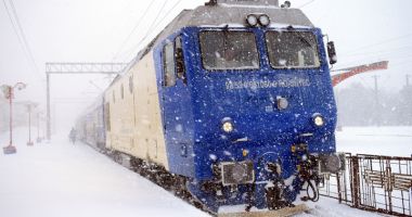 Constănțenii se "luptă" cu troienele pentru a putea călători cu trenul - 2