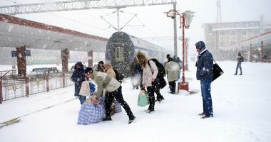 Constănțenii se "luptă" cu troienele pentru a putea călători cu trenul - 3