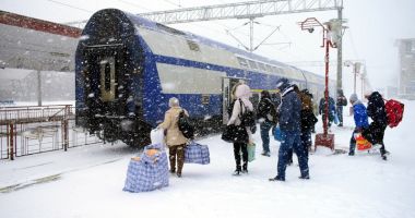 Constănțenii se "luptă" cu troienele pentru a putea călători cu trenul - 4