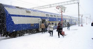 Constănțenii se "luptă" cu troienele pentru a putea călători cu trenul - 5