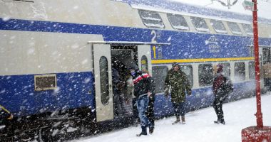 Constănțenii se "luptă" cu troienele pentru a putea călători cu trenul - 6