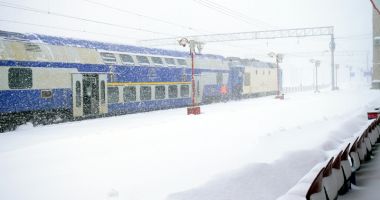 Constănțenii se "luptă" cu troienele pentru a putea călători cu trenul - 7