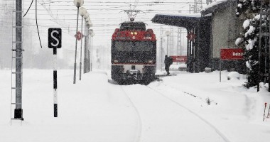 Stire din Economie : INCREDIBIL: Trenul de Constanța care a deraiat s-a izbit de un bloc de gheață de 3 metri