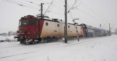 Trenurile au întârzieri mari. Pe ruta București- Constanța se circulă cu plug antemergător