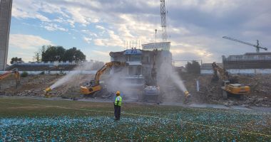 FOTO / Moment istoric pentru constănțeni: A ÎNCEPUT DEMOLAREA STADIONULUI FARUL - 5