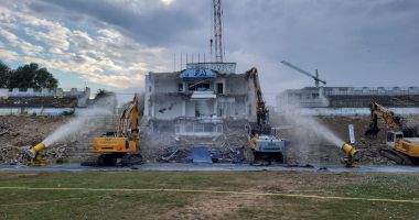 FOTO / Moment istoric pentru constănțeni: A ÎNCEPUT DEMOLAREA STADIONULUI FARUL - 6