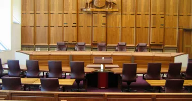 Stire din Eveniment : Scandal la Tribunalul. Grefieră îl acuză pe fostul președinte de agresiune într-un birou