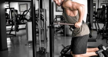 Stire din Sănătate : Extensiile pentru triceps ajută la tonifierea brațelor