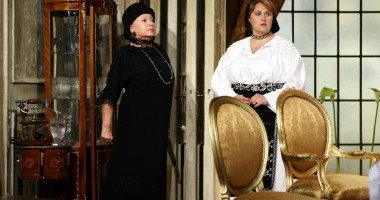 Stire din Cultură-Educație : "Triunghiul femeilor",  pe scena Casei de cultură