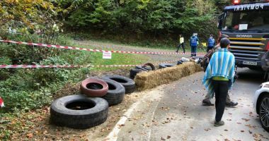 Stire din Eveniment : Victima accidentului de la raliul Trofeul Câmpulung Muscel a decedat; organizatorii au anulat competiţiile programate duminică