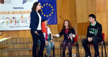 Stire din Cultură-Educație : Trofeul "Lanțul mânuțelor fericite" a ajuns la Medgidia