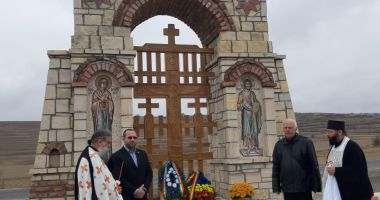 Troiță ridicată în cinstea eroilor, inaugurată de Ziua Dobrogei, la Adamclisi - 2