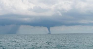 Stire din Social : GALERIE FOTO / Trombă marină în Delta Dunării, fenomenul meteo rar confundat cu o tornadă