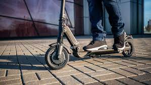 Stire din Actualitate : Vârsta minimă pe care trebuie să ai dacă vrei să închiriezi o trotinetă electrică