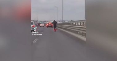Stire din Eveniment : Cursă nebună cu trotineta pe autostradă. Un bărbat gonea cu viteză printre maşini