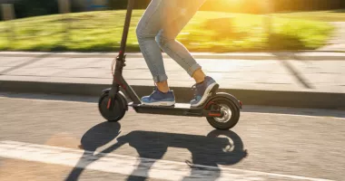 Fată rănită după ce a pierdut controlul unei trotinete electrice și a căzut pe șosea