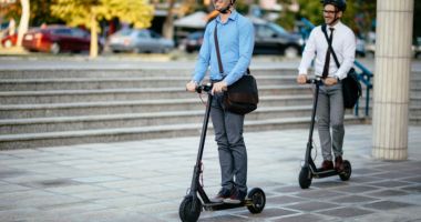 Stire din Actualitate : Trotinetele și bicicletele electrice ar putea fi conduse cu permis. Un proiect de lege a fost depus în Parlament