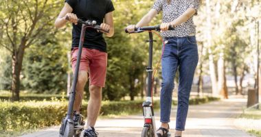 Stire din Eveniment : Adolescenți jefuiți pe stradă de tâlhari cu cagule. I-au amenințat cu cuțitul și le-au furat trotinetele