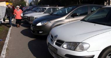 Stire din Eveniment : Șoferii vor putea parca pe trotuar doar dacă lasă un spațiu de doi metri pentru pietoni