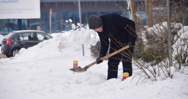 GALERIE FOTO / Trotuarele și aleile din Constanța, pline de zăpadă. Cine trebuie să le curețe - 9