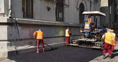 Stire din Social : Trotuarele se asfaltează. Caravana lucrărilor a ajuns pe strada Mircea cel Bătrân