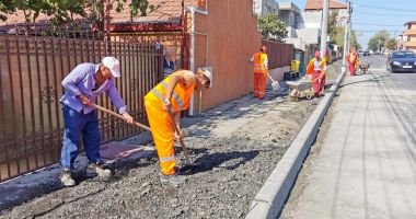 Stire din Social : Trotuarele de pe bulevardul 1 Mai Vechi, refăcute