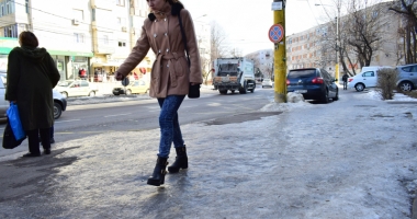 Trotuare "poleite" cu gheață. Cât de periculos este să mergi pe jos, prin Constanța - 9