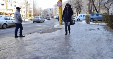 Trotuare "poleite" cu gheață. Cât de periculos este să mergi pe jos, prin Constanța - 5