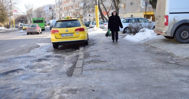 Trotuare "poleite" cu gheață. Cât de periculos este să mergi pe jos, prin Constanța - 6